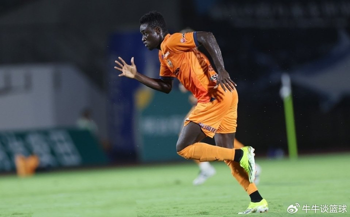 有点意外!郑智刚刚接手青岛西海岸,就将邵佳一手下3名嫡系外援清理|青岛市|阿齐兹|新赛季|梅米舍维奇|北京国安_新浪体育_新浪新闻