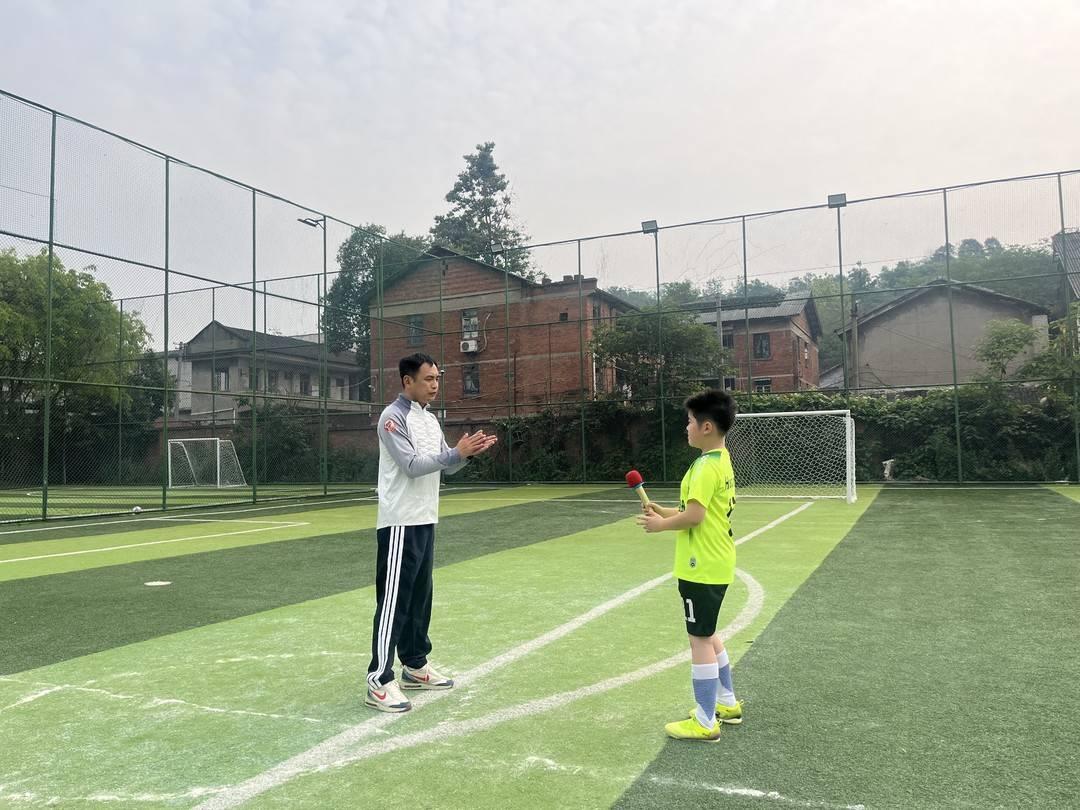 足球即时比分-川超自贡球员现身塘坎上小学足球决赛 寄语学子：“享受比赛，勇敢踢球！”